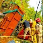 തളിപ്പറമ്പിൽ 20 അടി താഴ്ചയിലേക്ക് മറിഞ്ഞ ടിപ്പർ മരത്തിൽ തടഞ്ഞുനിന്നു; ഡ്രൈവറെ സാഹസികമായി രക്ഷപ്പെടുത്തി