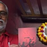 വി. കുഞ്ഞികൃഷ്ണന്റെ പുസ്തകം ഏറ്റുവാങ്ങി;  എഴുത്തുകാരൻ വി എസ് അനിൽകുമാറിൻ്റെ കണ്ണപുരത്തെ വീടിന് മുന്നിൽ റീത്ത്