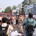 കണ്ണൂരിൽ ഹർത്താൽ അനുകൂലികൾ വാഹനങ്ങൾ തടഞ്ഞു; കാൽടെക്സിൽ റോഡിൽ കുത്തിയിരുന്ന് പ്രധിഷേധം , പ്രതിഷേധക്കാരെ അറസ്റ്റ് ചെയ്ത് നീക്കി