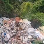 പാപ്പിനിശ്ശേരി തുരുത്തിയിൽ വ്യാപകമായി മാലിന്യം തള്ളുന്നു; സ്ഥാപനത്തിനും വ്യക്തികൾക്കും 20,000 രൂപ പിഴ ചുമത്തി എൻഫോഴ്‌സ്‌മെന്റ് സ്‌ക്വാഡ്