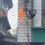വൈദ്യുതത്തൂണിൽ തീപിടിച്ചു, മേയർ ഇടപെട്ട് തീയണച്ചു