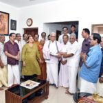 ഗ്രാമം പ്രതിഭ പ്രമുഖരെ ഓണക്കോടി നൽകി ആദരിച്ചു.