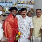 വിദ്യാർത്ഥിക്ക് രക്ഷകനായ ഫുട്ബോൾ താരത്തെ എംഎൽഎ വീട്ടിലെത്തി അനുമോദിച്ചു.
